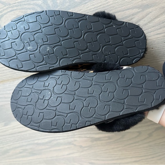 UGG cheetah slipper scuffette - Picture 2 of 2